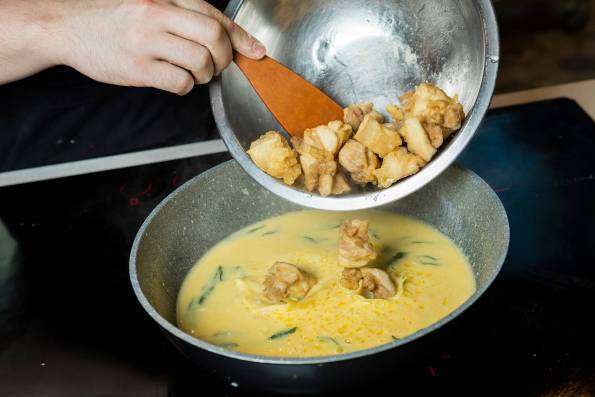 cara memasak ayam saus telur asin, resep praktis,cara memasak,kumpulan resep masakan praktis